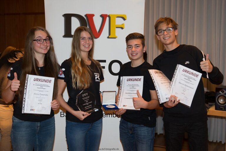 uf dem Foto: v.l. Alessa Panarotto; Alina Huttenlauch 1. Platz – Jungfotografenmeisterin 2016; Paul-Richard Kaufmann 3. Platz; Marvin Huttenlauch